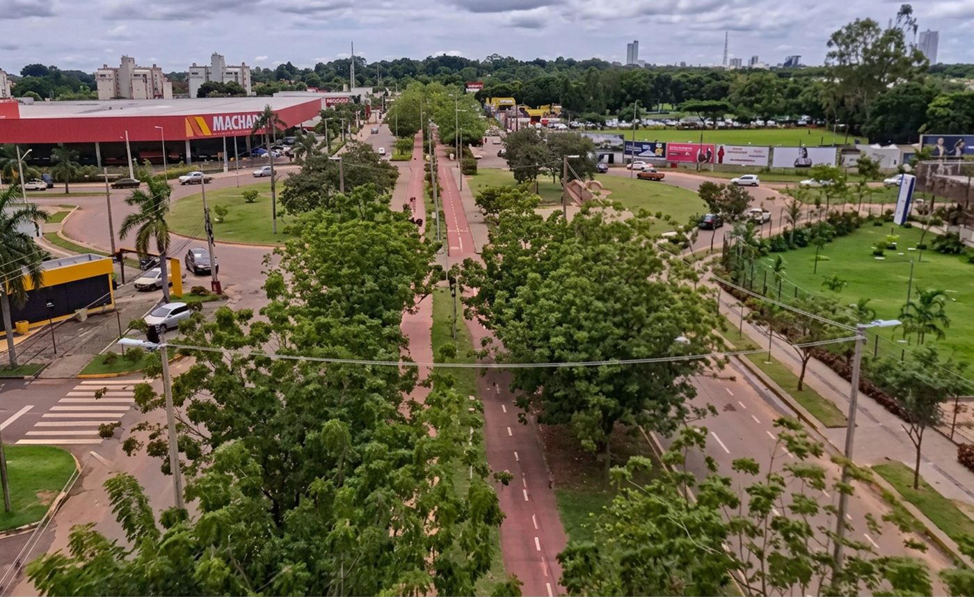 Vista aérea de avenida arborizada em Sinop com ciclovia